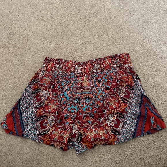 Patterned women’s shorts - Picture 2 of 2